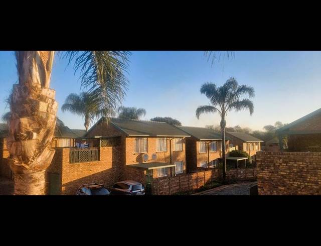2 BEDROOM TOWNHOUSE FOR SALE IN ROOIHUISKRAAL NORTH